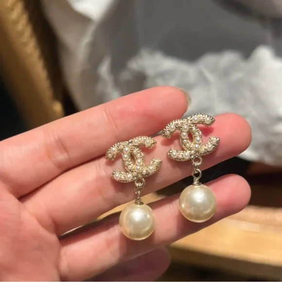 Elegant Gold and Pearl Drop Earrings - Picture 4 of 8